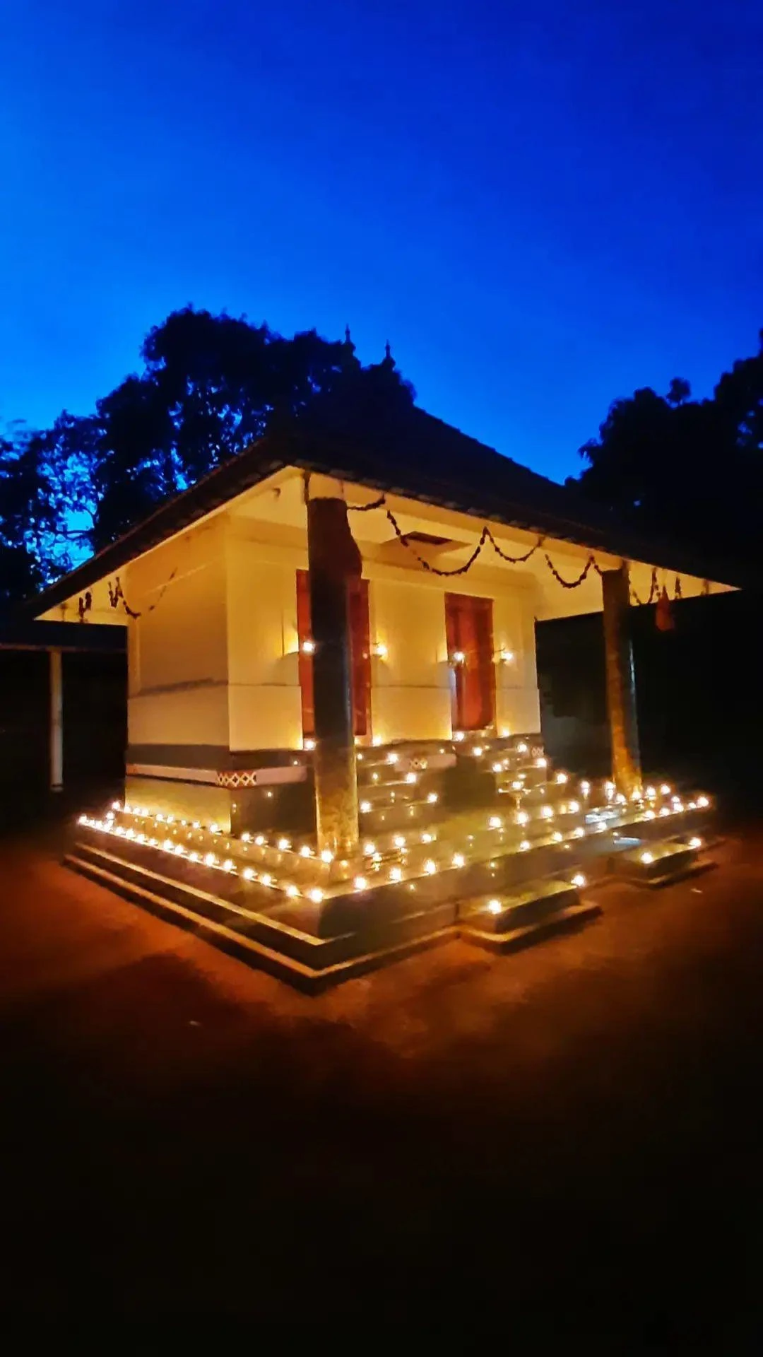 dermal-tharavadu-temple-night-diya-view