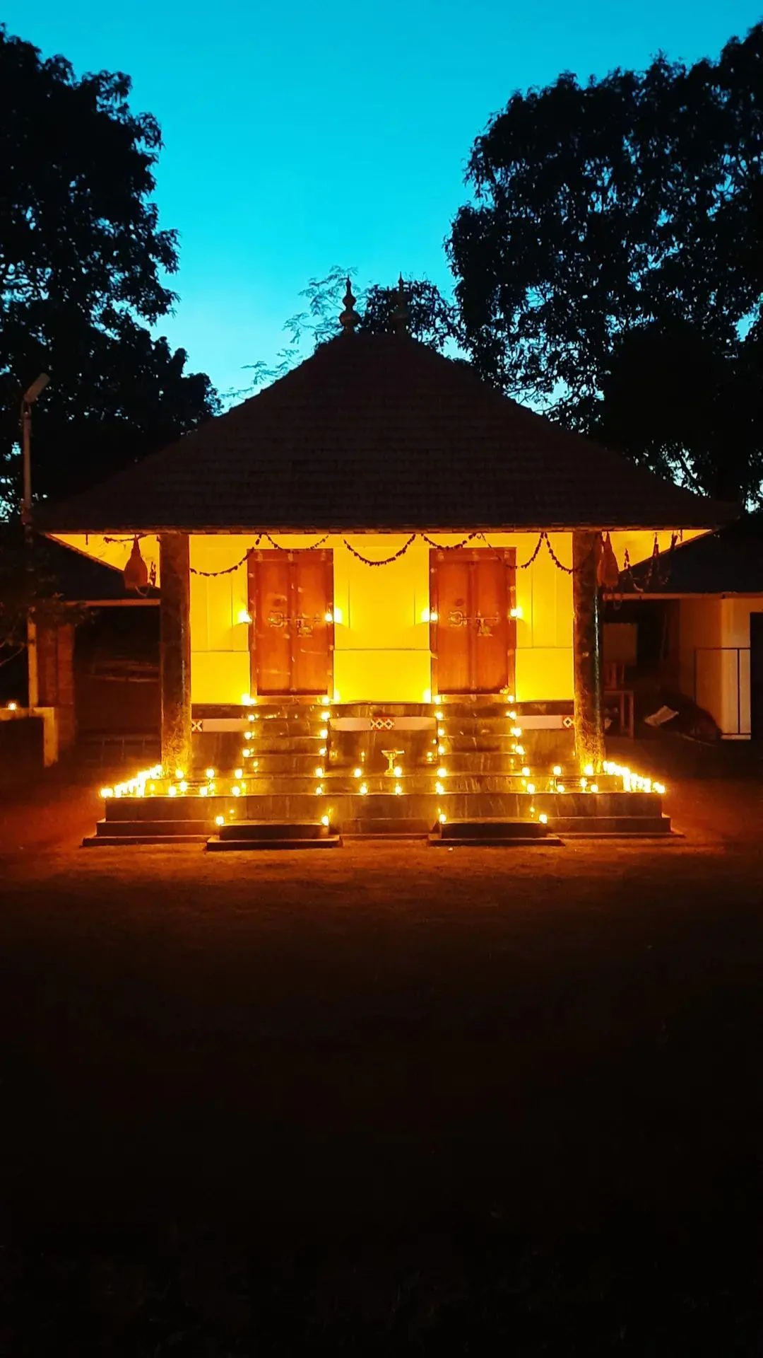 theyyam-temple-night-front-view-with-diyas